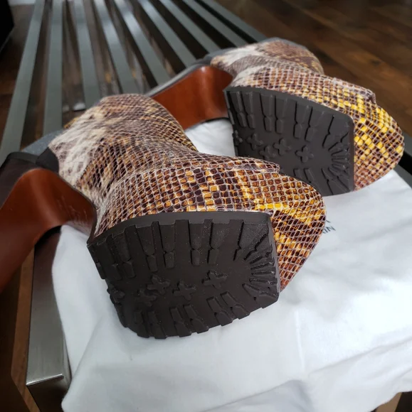 Donald Pliner Shoes - Picture 7 of 8